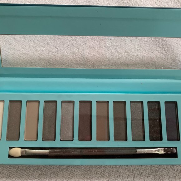 Marks and Spencer Limited Collection 12 Shade Eyeshadow Palate - Picture 2 of 3